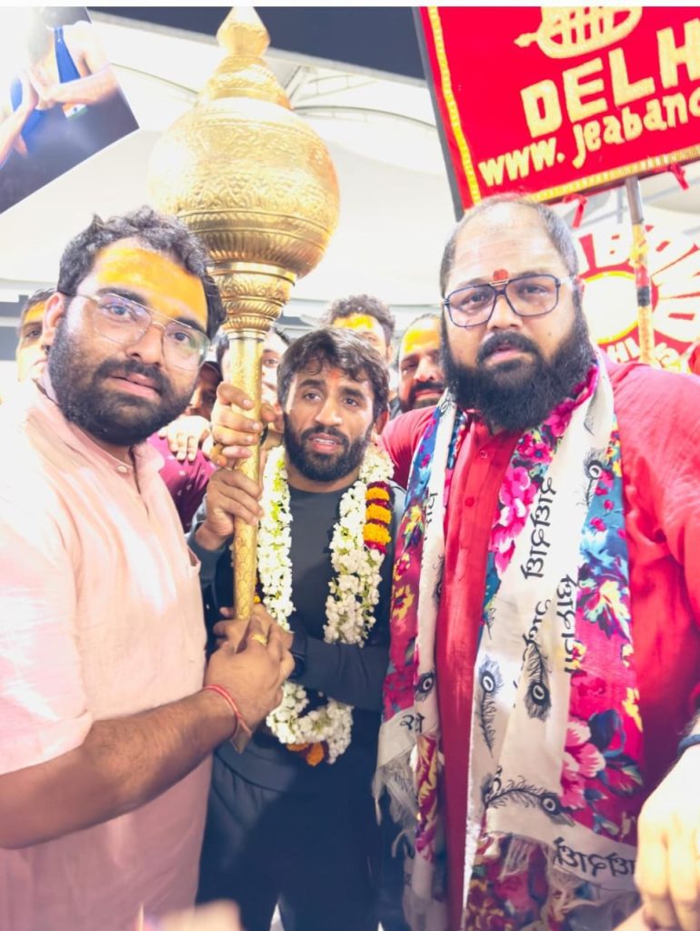 heroic-welcome-for-bajrang-punia-at-igi-airport