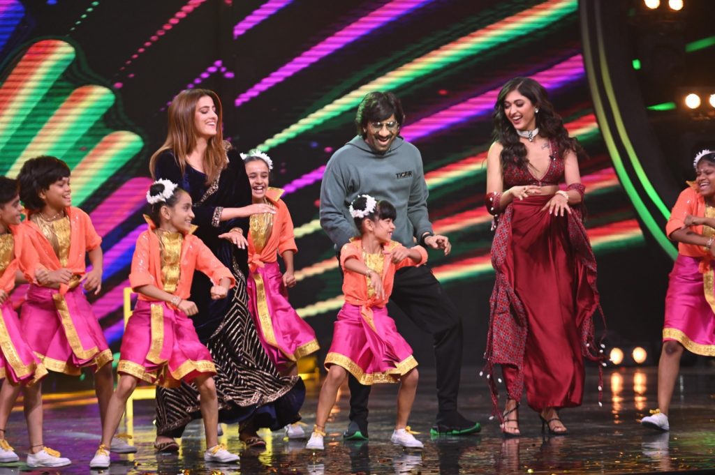‘IGT 10’: Ravi Teja, Gayatri Bhardwaj, Nupur Sanon groove to ‘Vaathi Coming’ ‘igt-10’:-ravi-teja,-gayatri-bhardwaj,-nupur-sanon-groove-to-‘vaathi-coming’
