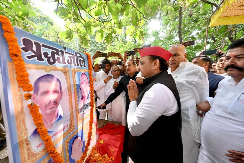 Akhilesh Yadav visits Deoria, meets family of the deceased akhilesh-yadav-visits-deoria,-meets-family-of-the-deceased