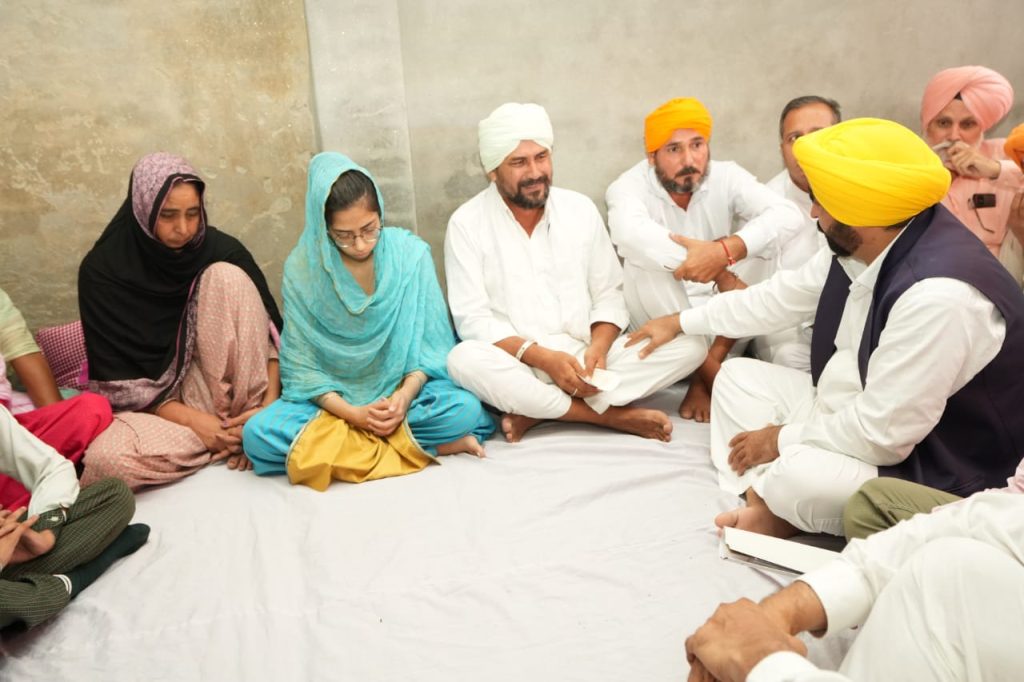 Punjab CM hands over cheque for Rs 1 crore to family of Agniveer punjab-cm-hands-over-cheque-for-rs-1-crore-to-family-of-agniveer