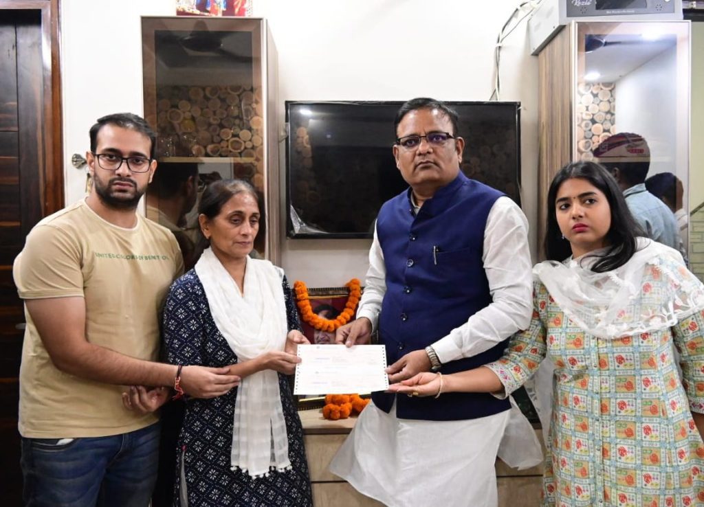 Delhi minister disburses ex-gratia of Rs 1cr to hospital employee’s family who died in Covid delhi-minister-disburses-ex-gratia-of-rs-1cr-to-hospital-employee’s-family-who-died-in-covid