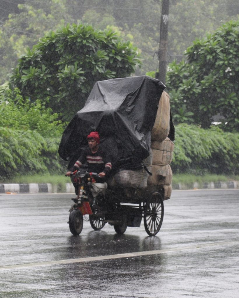 Delhi records min temp of 17.2 degrees after rain, air quality improves delhi-records-min-temp-of-17.2-degrees-after-rain,-air-quality-improves