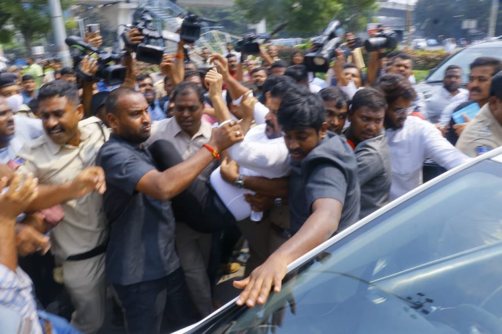 telangana-congress-chief-detained-during-‘swear’-challenge-to-kcr