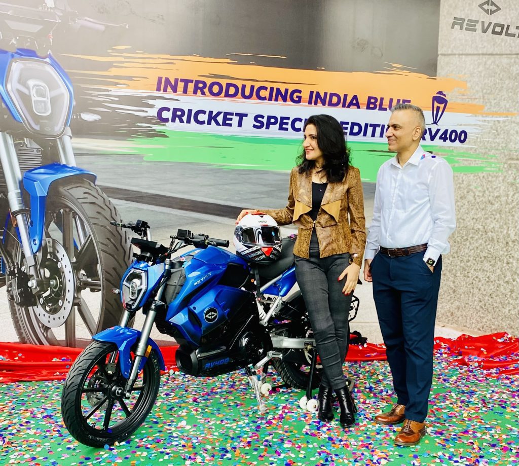 revolt-motors-unveils-‘india-blue’-cricket-special-edition-electric-bike