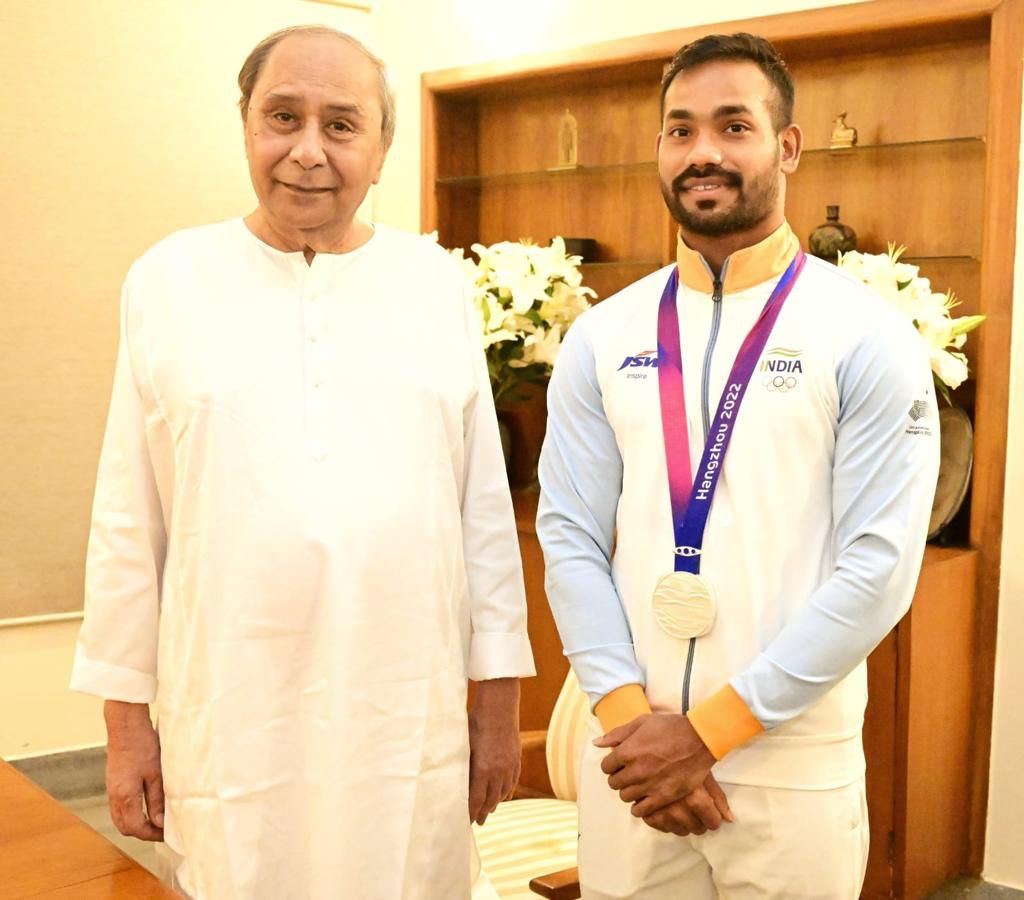 Odisha CM Naveen Patnaik felicitates javelin thrower Kishore Kumar Jena for his Asian Games silver medal odisha-cm-naveen-patnaik-felicitates-javelin-thrower-kishore-kumar-jena-for-his-asian-games-silver-medal