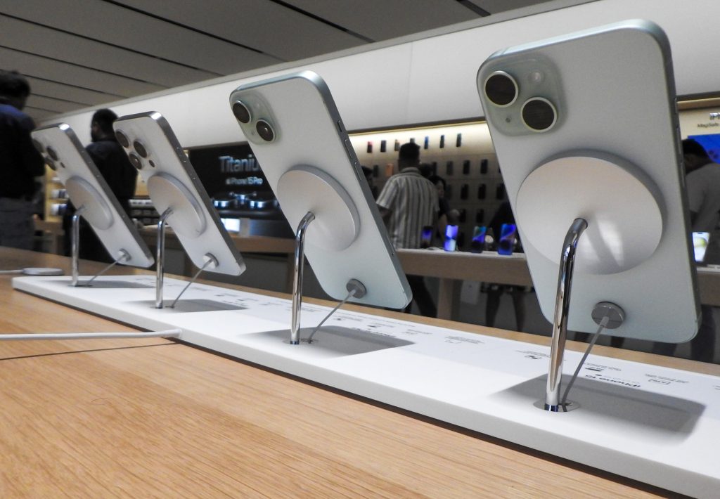 apple’s-ios-17.1-update-fixes-‘burn-in’-on-new-iphone-screens