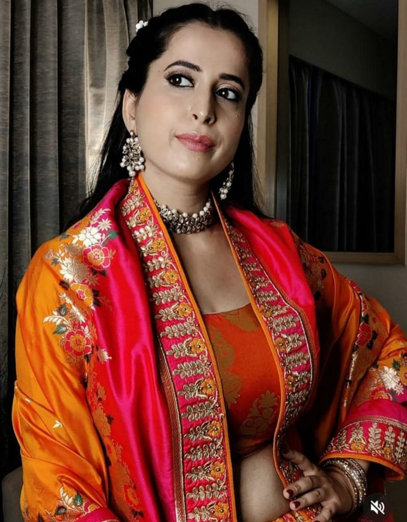 Manisha Arora elevates her festive look with a blend of halter and sharara manisha-arora-elevates-her-festive-look-with-a-blend-of-halter-and-sharara