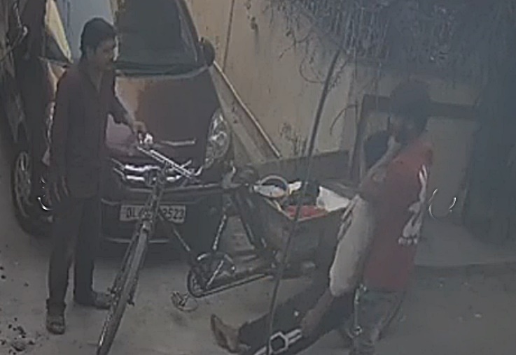 Scrap dealer knocked out using Jiu-Jitsu chokehold by three robbers, two held scrap-dealer-knocked-out-using-jiu-jitsu-chokehold-by-three-robbers,-two-held