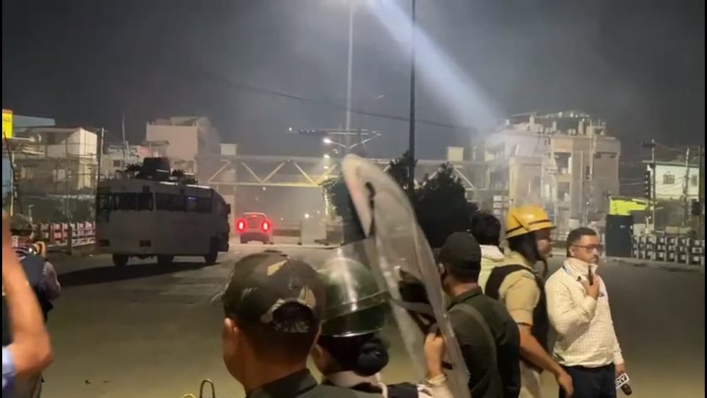 Police open fire in the air after mob tries to snatch arms in Imphal, curfew relaxation cancelled police-open-fire-in-the-air-after-mob-tries-to-snatch-arms-in-imphal,-curfew-relaxation-cancelled