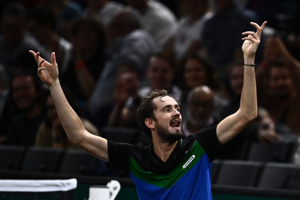 Paris Masters: Medvedev denies making ‘middle finger gesture’ towards crowd after loss to Dimitrov paris-masters:-medvedev-denies-making-‘middle-finger-gesture’-towards-crowd-after-loss-to-dimitrov