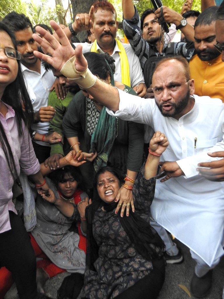 ed-summons-to-kejriwal:-police-detain-17-protesters-in-ne-delhi