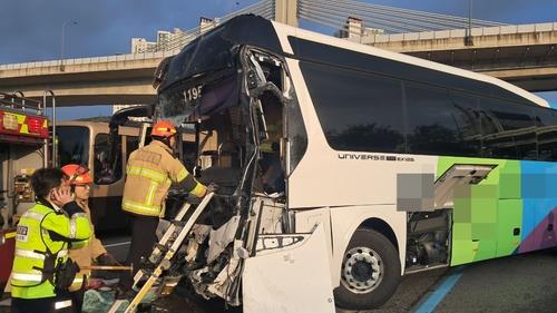 59 injured in five bus pile-up on S.Korea expressway 59-injured-in-five-bus-pile-up-on-s.korea-expressway