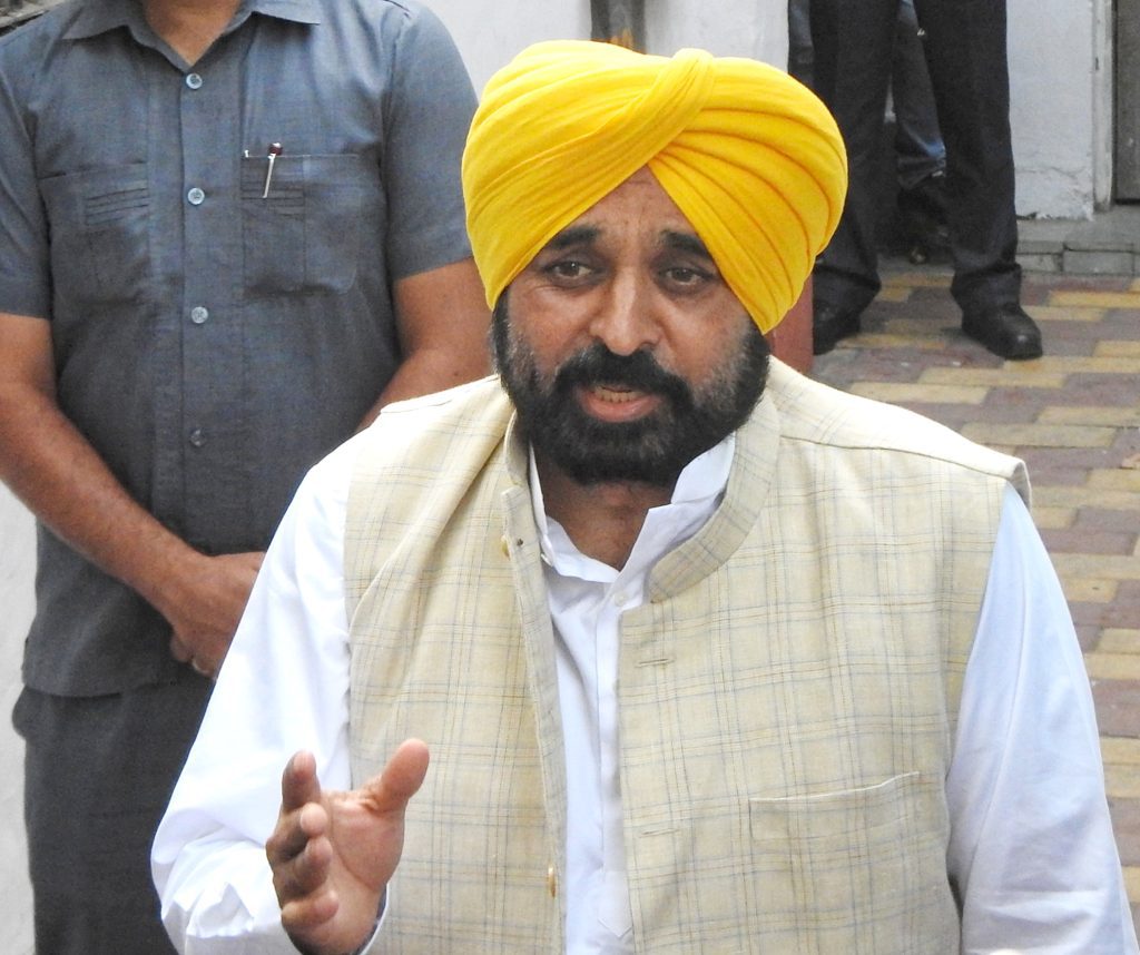 Punjab CM orders FIR against mob forcing official to burn paddy straw punjab-cm-orders-fir-against-mob-forcing-official-to-burn-paddy-straw
