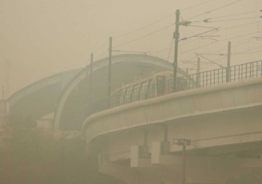 Delhi remains gas chamber with AQI in ‘severe’ category delhi-remains-gas-chamber-with-aqi-in-‘severe’-category