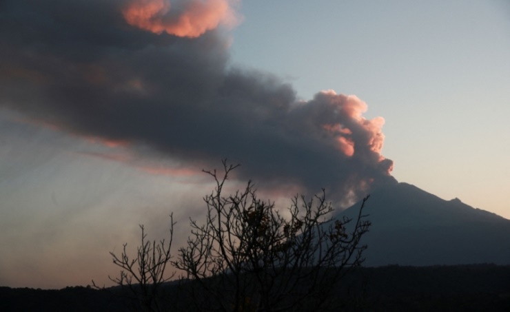 Volcanic ash forces some airlines to suspend flights from Mexico City